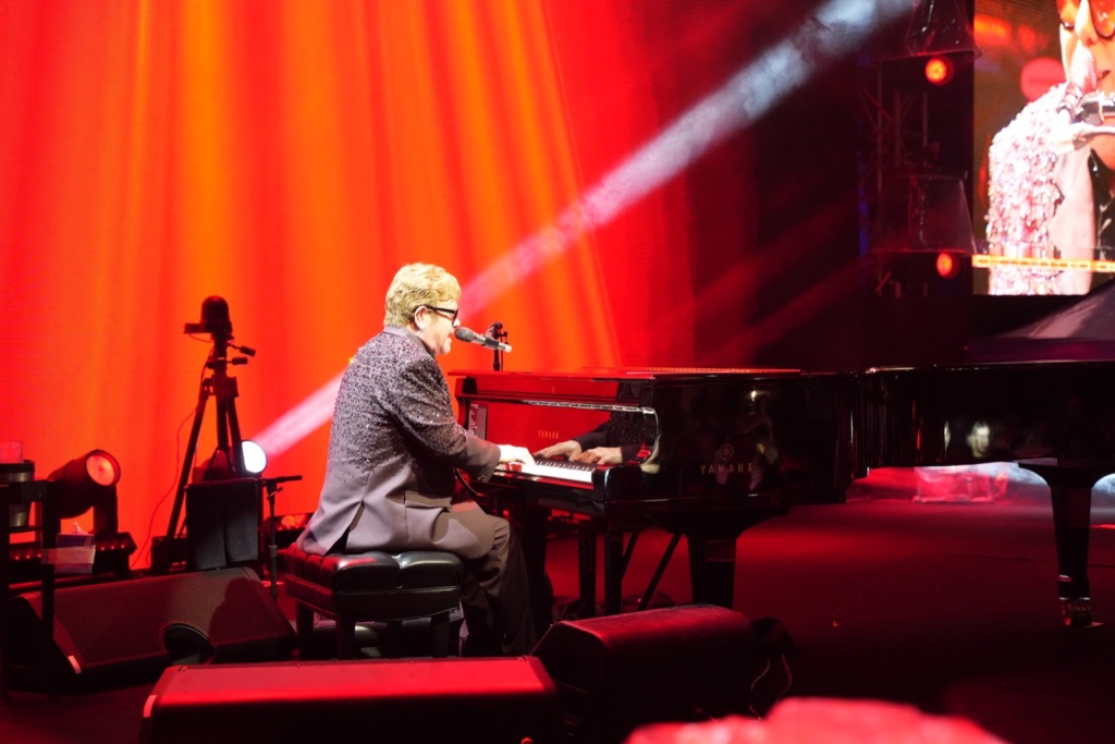 Elton John deslumbra en la apertura del anfiteatro «The Legend Arena» en Cap Cana